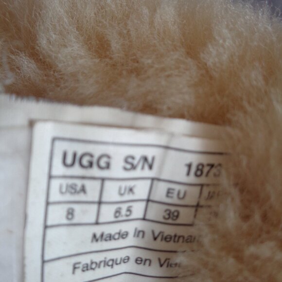 UGG TALL BUTTON BOOTS - GUC - SIZE 8 - Picture 6 of 7